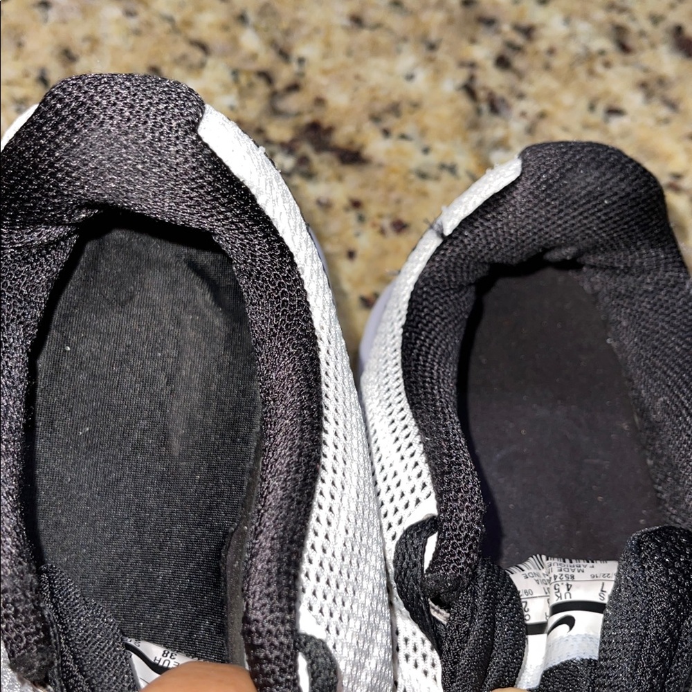 Nike Training Lightweight Mesh Sneakers in White and Black - Picture 2 of 12